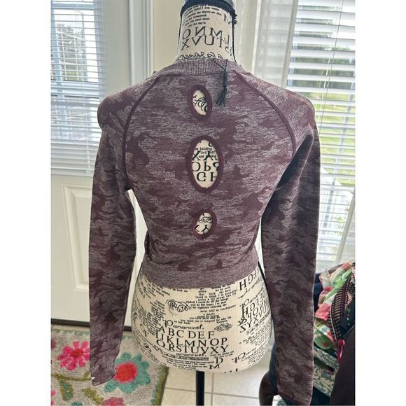 Gymshark Adapt Camo Seamless Long Sleeve Crop Top Berry Compression Sz S #1781 - Picture 4 of 6